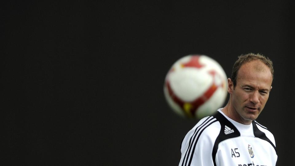 M� TRIMME STALLEN: Om Alan Shearer fortsetter som Newcastle-manager blir en av hovedoppgavene � f� ned spillerl�nningene. Mike Ashley jobber med administrasjonen, og sier opp hver tredje ansatte. Foto: AFP.