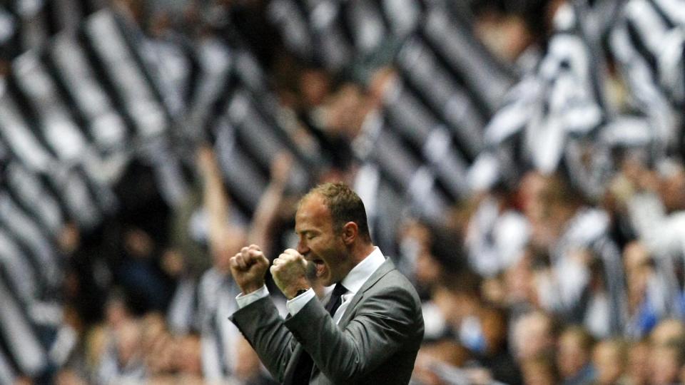 TENKER IKKE P� FRAMTIDA: Alan Shearer vil ikke si noe om han kan tenke seg � fortsette som manager neste sesong. - N� skal vi redde Newcastle, alt annet f�r vente, sier han. Foto: REUTERS
