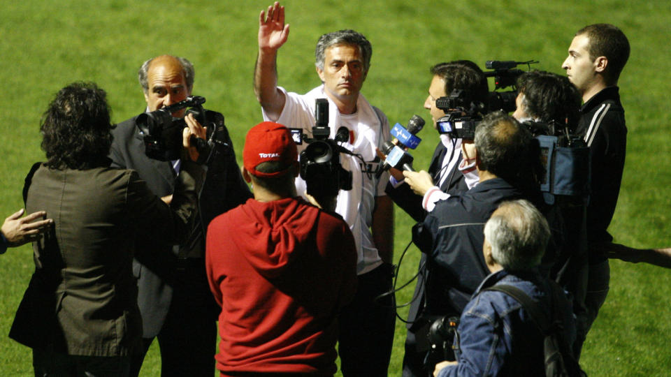 VANT SERIE A: Her feirer Inter-trener Jose Mourinho et nytt seriemesterskap for Milano-klubben. I dag snakker han om AC Milans trener og gamleklubben Chelsea. Foto: AP/Luca Bruno