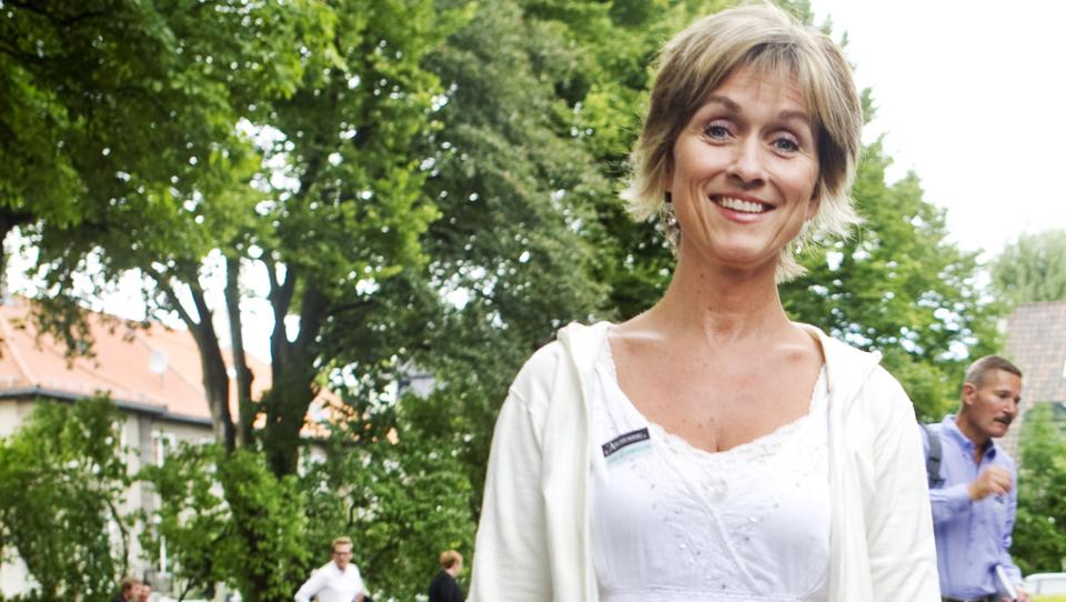 NYE FJES:Hilde Hummelvoll er klar for � lede �Sommer�pnet� p� NRK i sommer. Bildet er tatt p� Aschehougs tradisjonelle hagefest. Foto: Kyrre Lien/Scanpix