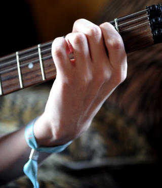 Klimprer: Kai-Arne har en elgitar p� rommet
sitt. Av og til setter han seg ned og spiller