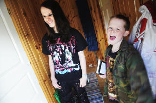 Preger familien: Lillebror Erlend Andr� Solbakken Leine  (10) er stolt av storebror.