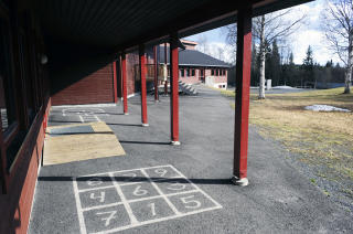 Spor: I denne skoleg�rden p� Messenlia ble Kai-Arne utsatt for mobbing og
trakassering. En dag kom han hjem med merker etter kvelertak p� halsen.