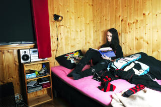 Isolert: &mdash; Jeg sitter stort sett p� rommet mitt, dag ut, dag inn. Her er det trygt, her kan ingen plage meg, sier Kai-Arne.