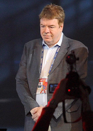 FORS�KTE � L�SE PROBLEMET: Eurovision-sjef Svante Stockselius ved EBU i m�te med statsminister Vladimir Putin under pr�vene tidligere i forrige uke. Stockselius sier til Dagbladet at det ikke ble mulig � f� fram de norske stemmesifrene i tide. Foto: SCANPIX