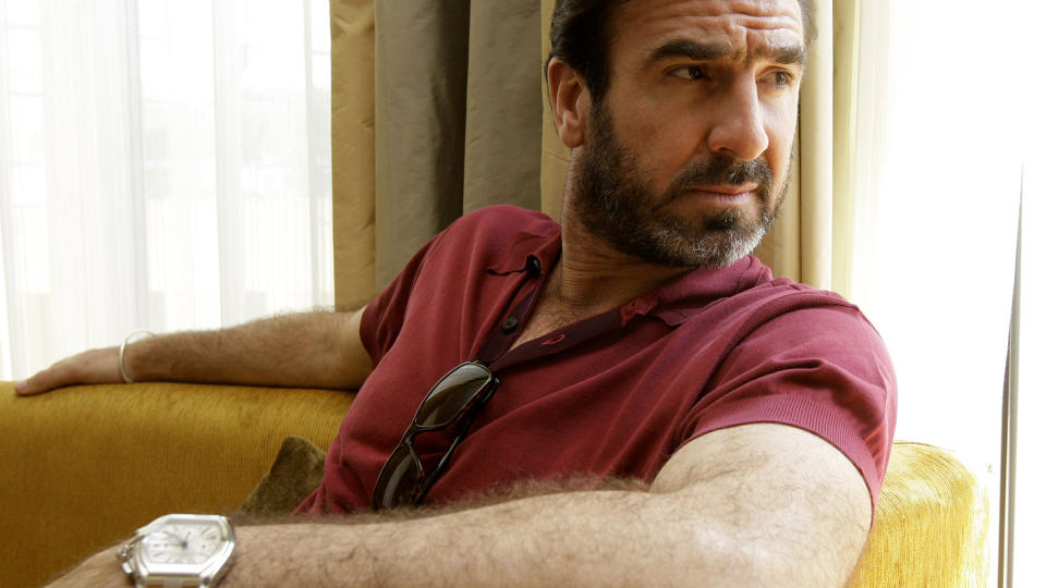 FOTBALLKUNSTNER: Eric Cantona bryr seg tilsynelatende mer om film enn om fotball om dagen, men Zlatan Ibrahimovic har han i det minste f�tt med seg hvem er. Foto: SCANPIX/AP/Joel Ryan