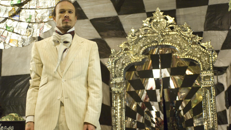 SPEILBILDER: Heath Ledger gikk bort f�r han fikk spilt inn alle scenene sine i sin siste film. Regiss�r Terry Gilliam l�ser problemet ved � la Ledgers karakter g� tre ganger gjennom et magisk speil, der Johnny Depp, Jude Law og Colin Farrell spiller karakteren p� den andre siden.