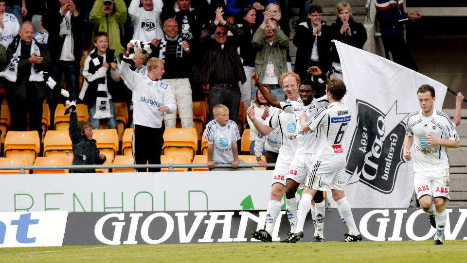 LILLESTR�M  20090516:
Odds Bentley f�r en god klem av Peter Kovacs etter 1-1 m�let under eliteseriekampen i fotball mellom Lillestr�m og Odd Grenland p� �r�sen stadion i Lillestr�m l�rdag. Kampen endte 1-1. Chukwuma Akabueze
Foto: Stian Lysberg Solum / SCANPIX