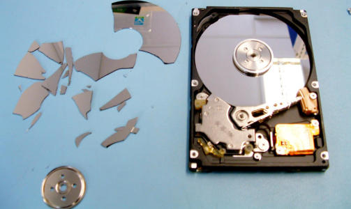 VANSKELIG PUSLESPILL: Slik s� Tromsdals harddisk ut etter at rekonstruksjons-ekspertene i Ibas hadde begynt � jobbe med den p� oppdrag fra �kokrim. Foto: IBAS