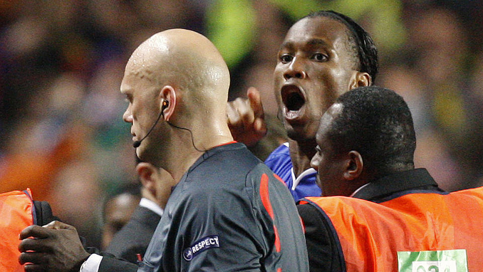 F�LTE SEG SNYTT: Didier Drogba mente han og Chelsea skulle hatt flere straffespark. Til slutt m�tte manager Guus Hiddink ut p� banen for � dra en voldsomt sint Drogba unna, men nederlenderen skj�nner fortsatt ikke hvorfor �vreb� d�mte som han gjorde. Foto: REUTERS/SCANPIX