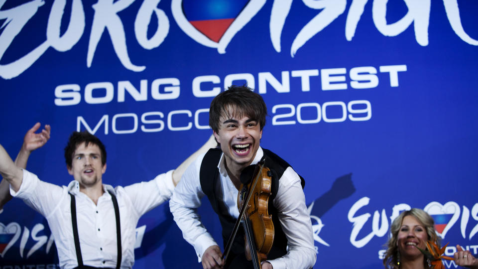 INN I ALLE NORSKE HJEM: Alexander Rybak har v�rt p� alles lepper etter den massive seieren i Moskva. N� kommer han ogs� p� frokostbordet. Foto: HENNING LILLEG�RD / DAGBLADET