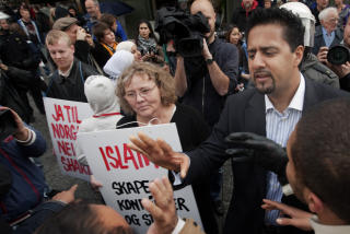 ENGASJERTE SEG: Advokat og politiker Abid Raja ba demonstrantene trekke tilbake da leder i Norgespatriotene Øyvind Heian og Arne Tumyr i SIAN holdt en motdemonstrasjon i forbindelse med en markering mot muslimhets i Norge. Foto: Kyrre Lien / SCANPIX ENGASJERTE SEG: Advokat og politiker Abid Raja ba demonstrantene trekke tilbake da leder i Norgespatriotene Øyvind Heian og Arne Tumyr i SIAN holdt en motdemonstrasjon i forbindelse med en markering mot muslimhets i Norge. Foto: Kyrre Lien / SCANPIX