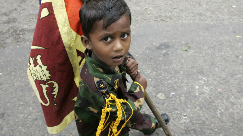 FEIRER: I Sri Lankas hovedstad Colombo har det v�rt store feiringer siden Tamiltigrene la ned v�pnene. Her deltar et singalesisk barn i uniform i markeringene. Foto: AP Photo/Eranga Jayawardena/SCANPIX