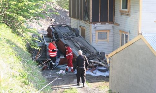 OMKOM: En person omkom etter �  ha kj�rt i en husvegg. Foto: Tor Aage Hansen