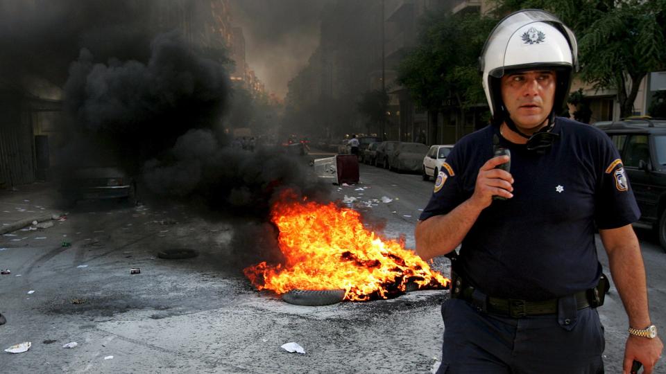 OPPT�YER: Gresk oppr�rspoliti i gatene av Aten under g�rsdagens oppt�yer. Foto: EPA/ORESTIS PANAGIOTOU/SCANPIX