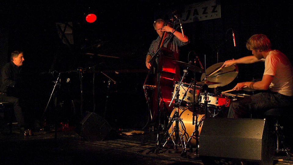 TOPP NATTJAZZ:  Bobo Stenson Trio, fra v. Bobo Stebson, Anders Jormin, Jon F�lt. FOTO:TERJE MOSNES