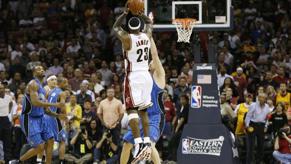 AVGJ�RELSEN: Cleveland Cavaliers' LeBron James setter punktum for en stor kamp i NBA-sluttspillet i natt. Cavaliers reduserte til 2-3 i kamper i semifinalen mot Orlando Magic.Foto: Jeff Haynes, Reuters/Scanpix