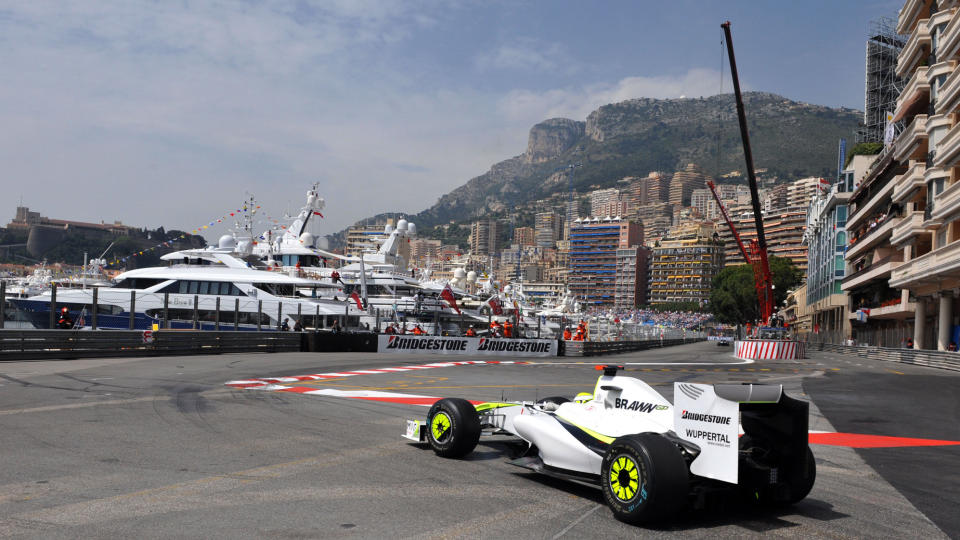 FARTSFEST P� HAVNA: Jenson Button stiller i beste startposisjon etter � ha v�rt raskest i kvalifiseringen til Monacos Grand Prix.Foto: SCANPIX/AFP PHOTO/GERARD JULIEN