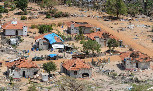 STORE �DELEGGELSER: Bildet viser �delagte hus i en av kampsonene der Tamiltigrene kjempet mot regjeringsstyrkene p� Sri Lanka rett f�r de la ned v�pnene. Om lag 275 000 mennesker er intern fordrevne etter kampene. Foto: AFP/SCANPIX