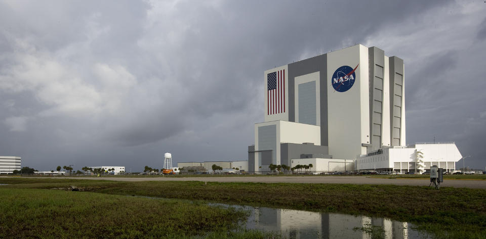 UTSATT FOR ANDRE DAG P� RAD: Tunge skyer henger over NASA-bygningen ved Kennedy Space Senter i Florida. Her skulle romferja Atlantis etter planen ha landet i dag, men landingen ble utsatt p� grunn av d�rlig v�r. Foto: REUTERS/SCANPIX