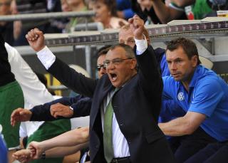 SA FARVEL MED STIL: Wolfsburg-sjef Felix Magath forlater klubben til fordel for Schalke 04 neste sesong. Avskjeden kunne neppe ha v�rt mer stilfull enn med seriegull og festfotball mot Werder Bremen,.Foto: SCANPIX/REUTERS/Kai Pfaffenbach