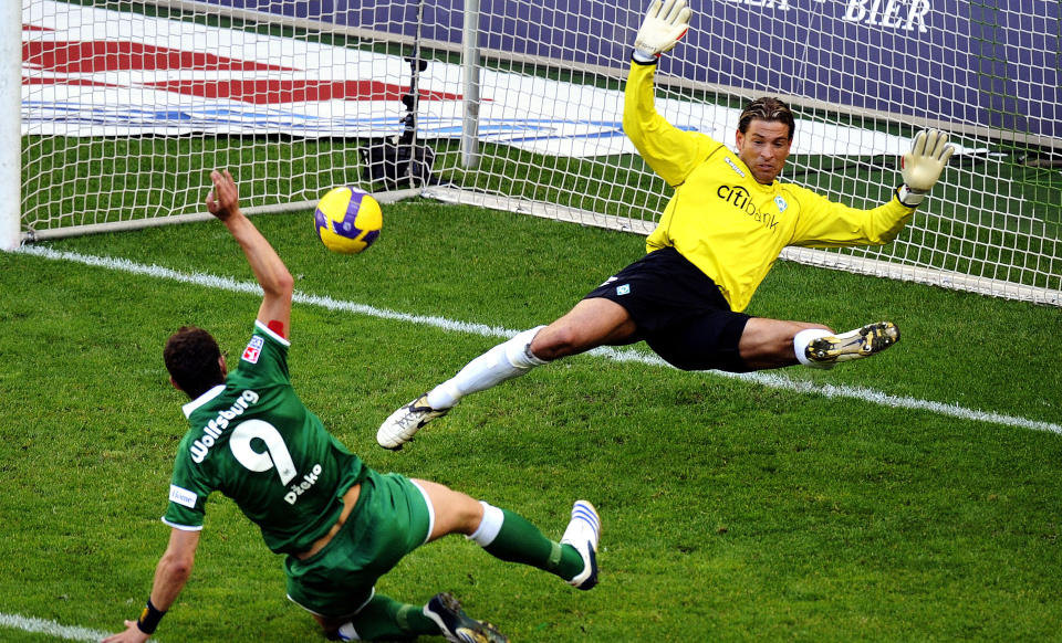 HISTORISK �YEBLIKK: Da Edin Dzeko overlistet Tim Wiese kvarteret f�r slutt markerte han ikke bare en maktdemonstrasjon av Wolfsburg - bosnieren s�rget ogs� for at Gerd M�ller og Uli Hoeness' scoringsrekord fra 70-tallet er en saga blott.Foto: SCANPIX/AFP PHOTO DDP / DAVID HECKER