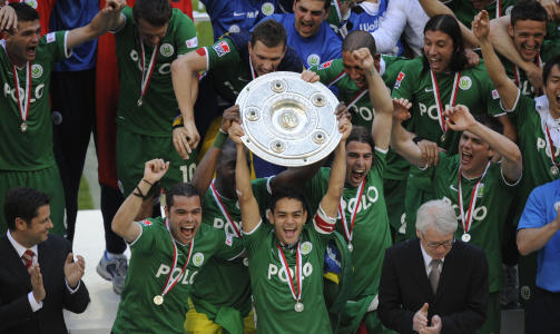 HISTORISK �YEBLIKK: Kaptein Josue l�fter skjoldet som markerer at Wolfsburg er tysk seriemester i fotball for f�rste gang.Foto: SCANPIX/AP Photo/Fabian Bimmer