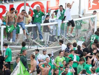ELLEVILL JUBEL: Wolfsburg-supporterne er ikke akkurat bortskjemte med store triumfer. Da er det kanskje ikke s� merkelig at det utspilte seg noks� utagerende scener p� Volkswagen Arena etter at seriegullet var et faktum.Foto: SCANPIX/EPA/Kay Nietfeld