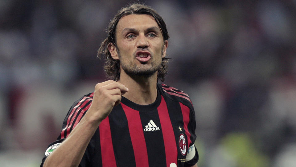 HYLLES: - Jeg har sagt til Paolo at han har til 6. juli p� � forandre mening og fors�ke � n� 1000 kamper, sier Milan-president Adriano Galliano. AC Milan-legende og kaptein Paolo Maldini hylles for siste gang som fotballspiller av sine egne fans p� San Siro i dag. Norske eksperter melder seg p� i hyllesten.  Foto: SCANPIX/AFP/Emilio Andreoli