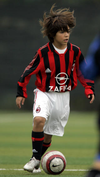 ARVTAGER: Christian Maldini (her som �tte�ring) er allerede kontraktfestet til AC Milan. Han er tredje generasjons Maldini i Milano-klubben, etter Paolo og Cesare. Foto: SCANPIX/AP/Luca Bruno