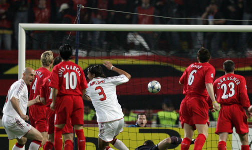 HISTORISK SCORING: Paolo Maldinis Champions League-finalem�l i 2005 er tidenes raskeste, og Maldini ble med det ogs� tidenes eldste m�lscorer i en slik finale.  Foto: SCANPIX/AFP/FILIPPO MONTEFORTE