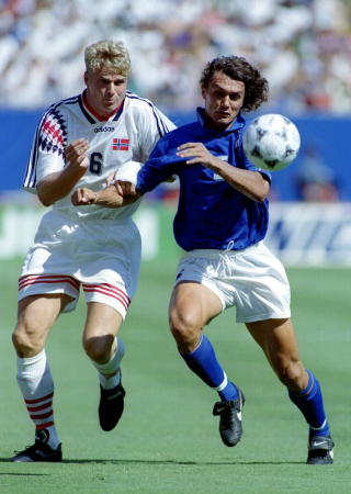 LANDSLAGET: Paolo Maldini har aldri vunnet noe for Italia, en ganske spesiell detalj. Her i kamp med Jostein Flo i USA-VM 1994.Foto: ALLSPORTS/DAGBLADET