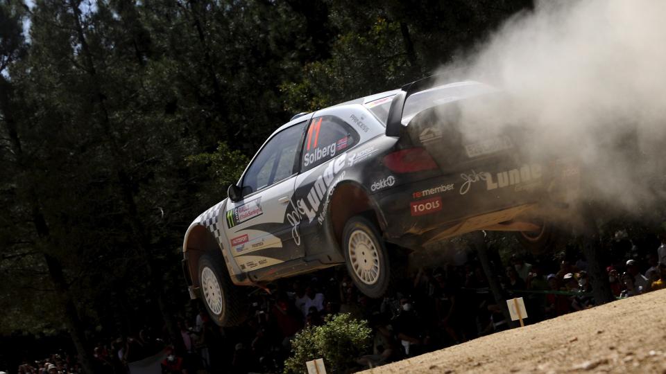 HOLDT IKKE HELT: Petter Solberg presset Sebastien Loeb til det siste, men pallplassen havnet hos franskmannen til slutt. Foto: SCANPIX/EPA/STR
