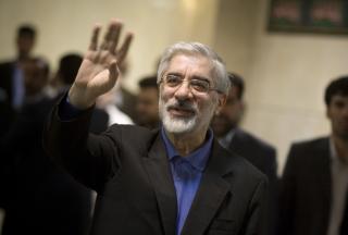 UTFORDRER: Reformfl�yen med Mirhossein Mousavi i spissen, har meldt seg p� i presidentvalget. Men Mousavi har ikke noen sjanse om ayatollahen ikke vil. Foto: REUTERS/Morteza Nikoubazl