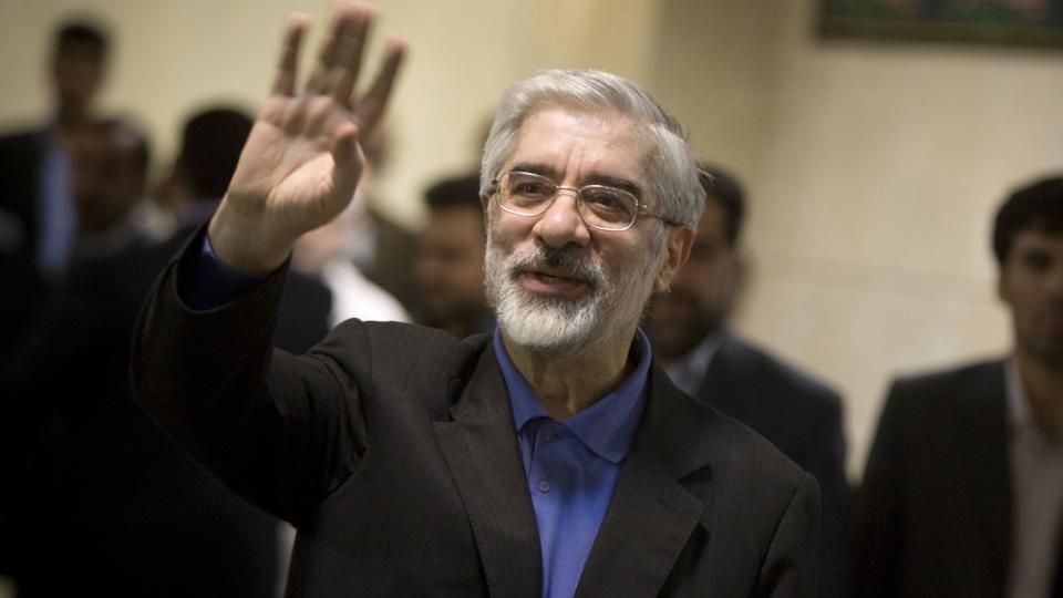 STEMMESANKING P� NETT: Internett har de siste �rene blitt en viktig markedsf�ringskanal for politikere. Irans styringsmakter �nsker at presidentkandidat Mirhossein Mousavi skal bruke nettsamfunn som Facebook som et verkt�y for � verve velgere og stenger derfor tilgangen til nettstedet fram til valgdagen 12. juni.  REUTERS/SCANPIX