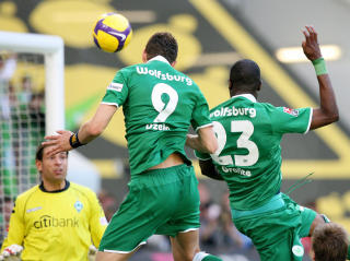 GIFTIG RADARPAR: F� spisspar i europeisk toppfotball lukter m�lsjanser bedre enn Edin Dzeko og Grafite. Her header sistnevnte inn 4-1 mot Werder Bremen - brasilianerens 28. seriem�l for sesongen.Foto: SCANPIX/AFP PHOTO DDP / RONNY HARTMANN