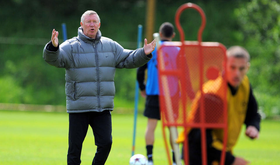 MENINGSL�S REGEL: Sir Alex Ferguson mener at Premier League like gjerne kan skrote regelen om at lagene skal stille s� sterkt som mulig. Den er rett og slett ikke i takt med tiden, mener United-manageren.Foto: SCANPIX/AFP PHOTO/ANDREW YATES