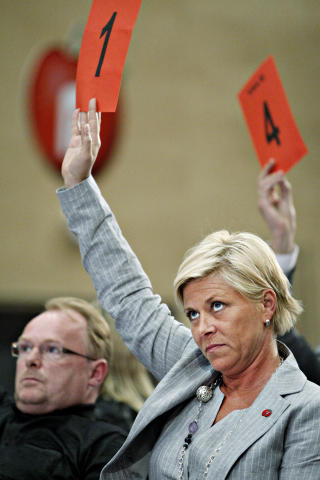 STEMTE: Fpu sitt forslag om � �pne for aktiv d�dshjelp, gikk gjennom p� landsm�tet til Fremskrittspartiet i dag. Siv Jensen og Per Sandberg var blant de som st�ttet dissensen fra Fpu. Foto: NINA HANSEN