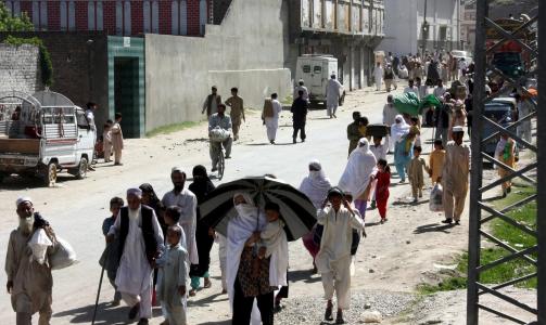 FLYKTET: Mange tusen mennesker har forlatt Mingora i l�pet av de siste dagene. Foto: RASHID IQBAL/EPA/SCANPIX