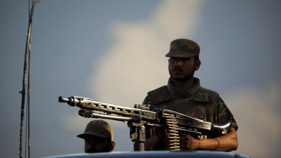 GATEKAMPER I BY: Det pakistanske milit�ret kjempet l�rdag i gatekamper mot Taliban-oppr�rere i Swat-dalens st�rste by Mingora. Foto: EMILIO MORENATTI/AP/SCANPIX