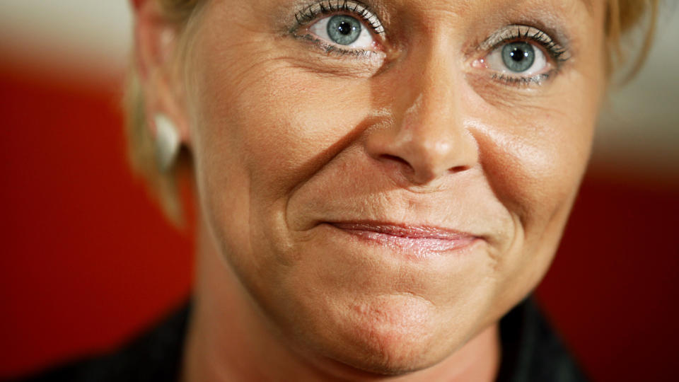 IKKE VEDTATT: Partileder Siv Jensen virker ikke bekymret over at Frp ikke har f�tt vedtatt et eneste forslag p� Stortinget. Dette bildet er fra da hun talte til forsamlingen under landsm�tet til FrP p� Gardermoen fredag. 
Foto: Sara Johannessen / SCANPIX