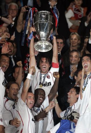 FIKK HEVN: Kaptein Paolo Maldini l�fter Champions League-trofeet etter seier over Liverpool i 2007, to �r etter at samme lag ga ham det han kaller sin verste opplevelse p� fotballbanen. Foto: SCANPIX/REUTERS/Phil Noble