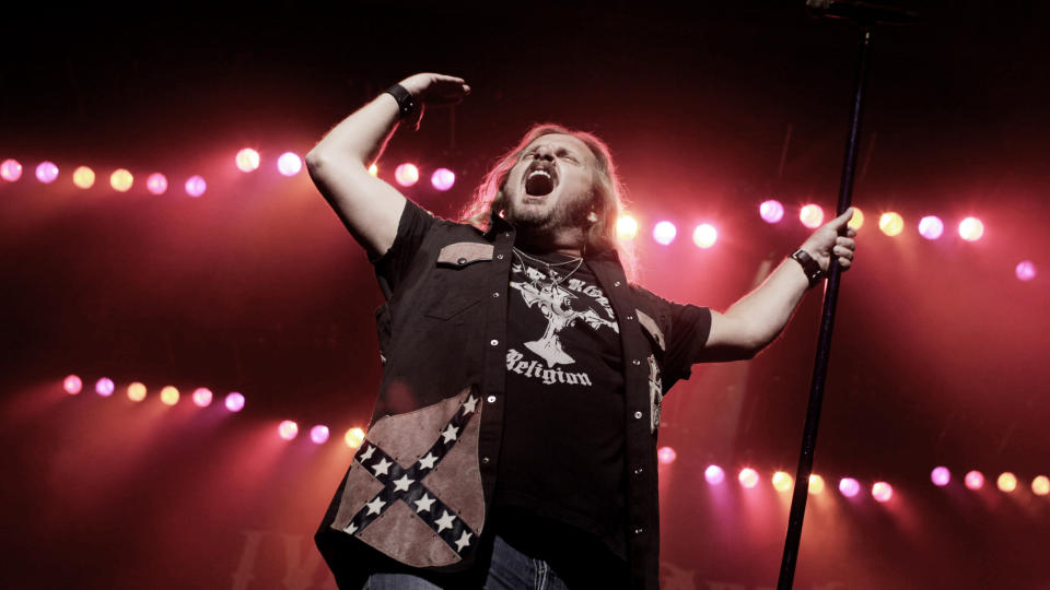 JOBBET SOM BESATT: Johnny Van Zandt b�rer s�rstatsflagget. Foto: METTE M�LLER
