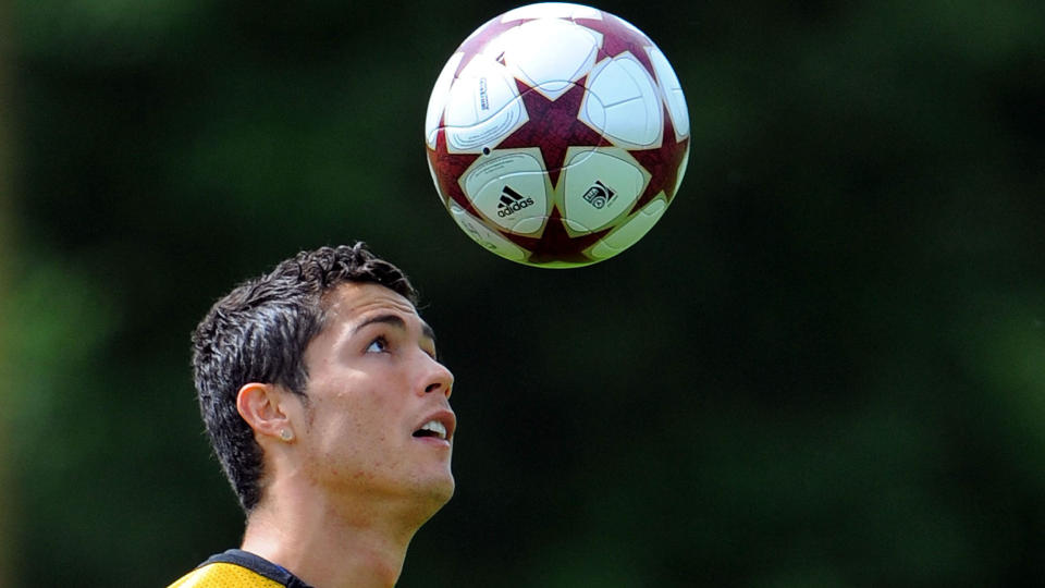 LEGGER BALLEN D�D: Cristiano Ronaldo fastsl�r at han blir i Manchester United. S� f�r vi se om siste ord endelig er sagt i den overgangsfarsen. Foto: SCANPIX/AFP/ANDREW YATES