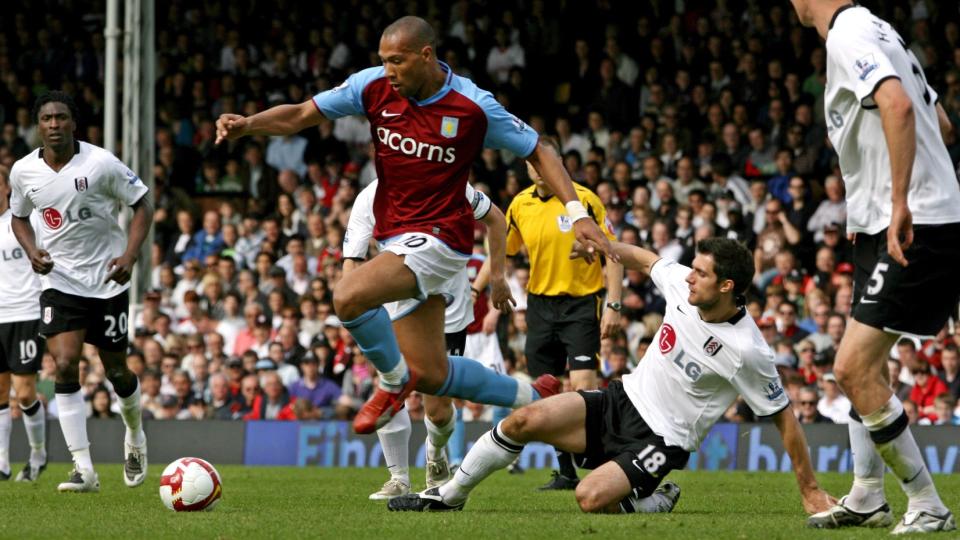 11 FULLTREFFERE: John Carew har scoret 11 m�l for Aston Villa i Premier League denne sesongen. Her er det Brede Hangeland og Fulham-forsvaret som f�r kj�rt seg.  Foto: SCANPIX/EPA/JEREMY LAZARUS