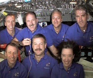 ASTRONAUTENE: Foran, fra venstre: Gregory Johnson, Scott Altman og Megan McArthur. Bak, fra venstre: Andrew Feustel, John Grunsfeld, Michael Massimino and Michael Good. Foto: SCANPIX/AP Photo/NASA TV