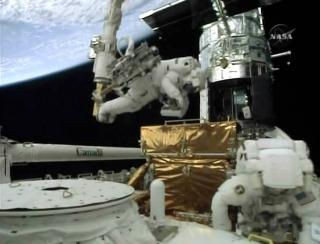 Astronaut Michael Good utf�rer serviceoppdrag p� romteleskopet Hubble. Foto: Scanpix/REUTERS/NASA TV