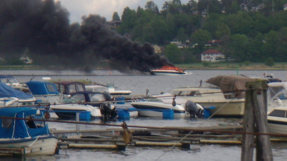 FULL FYR: De fire passasjerene fikk reddet seg ut da det begynte � brenne i en splitter ny b�t ved en b�thavn i T�nsberg i ettermiddag. Foto: TORMOD MARTINSEN