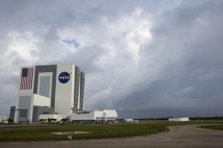 D�RLIG V�R: Gr�tt og overskya p� Kennedy Space Center i Florida. Foto: Matt Stroshane/Getty Images/AFP