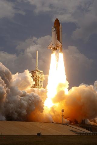 TIL HUBBLE Atlantis tok av 11. mai fra Kennedy Space Center i Florida. I dag kommer hun tilbake. Foto: SCANPIX/EPA/GARY I ROTHSTEIN